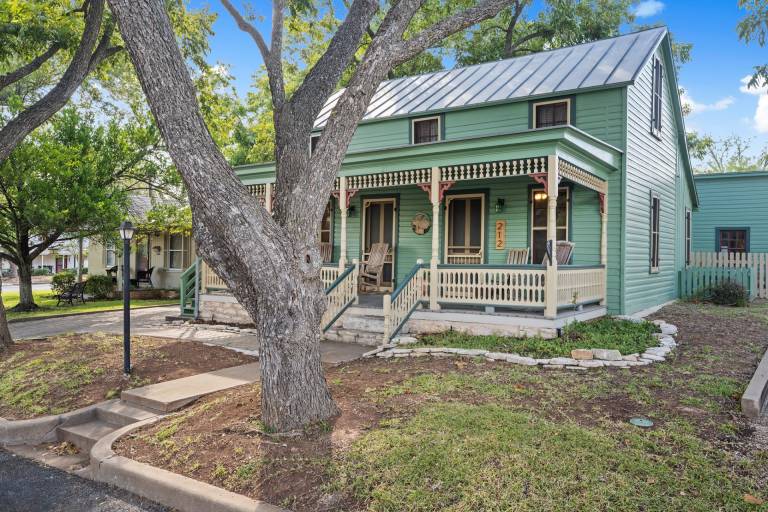 Vacation home with yard, patio & hot tub — photo 2