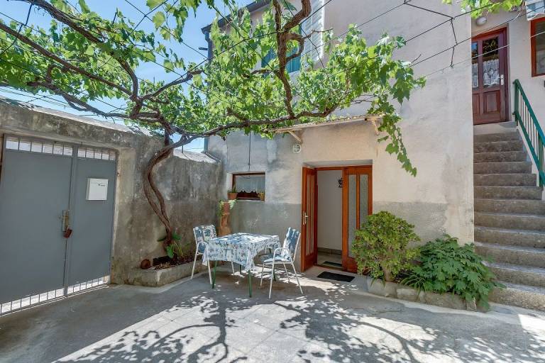Apartment with barbecue | Garden view — photo 2