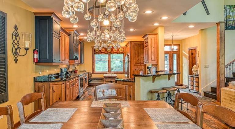 House with hot tub | Pets are welcome — photo 4