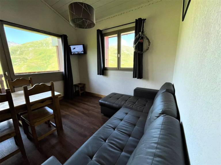 Rental apartment with 4 rooms for 8 persons in Les Belleville