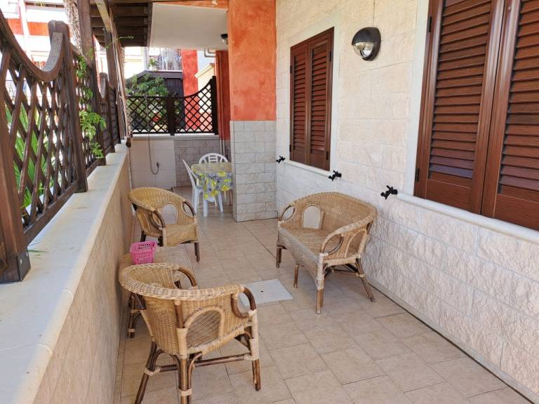 Apartment with patio & yard | Garden view — photo 4