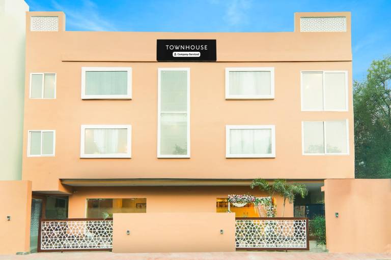 Super Townhouse Viraj Khand Formerly Veridian Inn