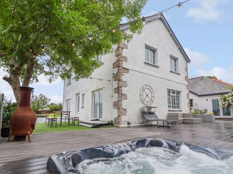 Cottage with hot tub, yard & barbeque in Conwy