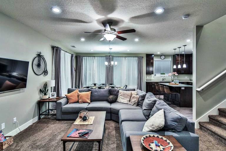 Vacation home with barbeque & pool — photo 3