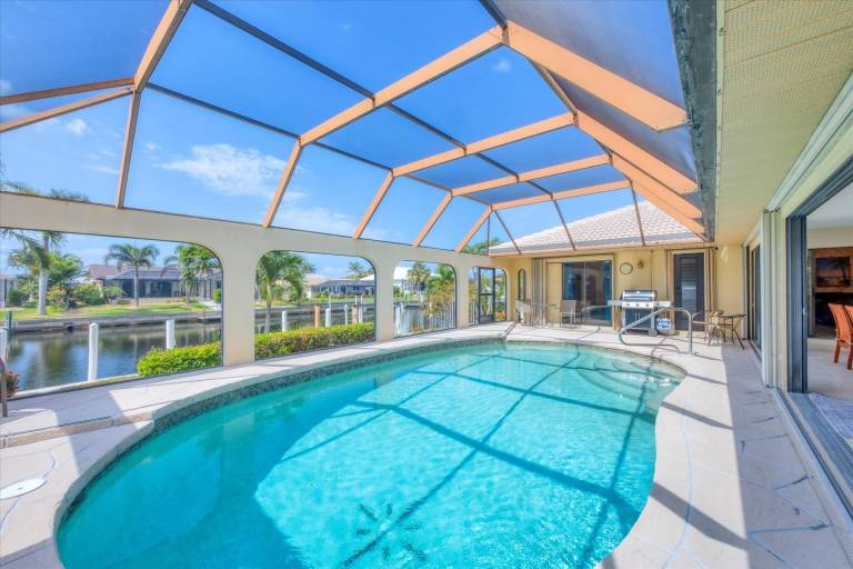 Vacation home with barbeque & private pool | Water view — photo 2