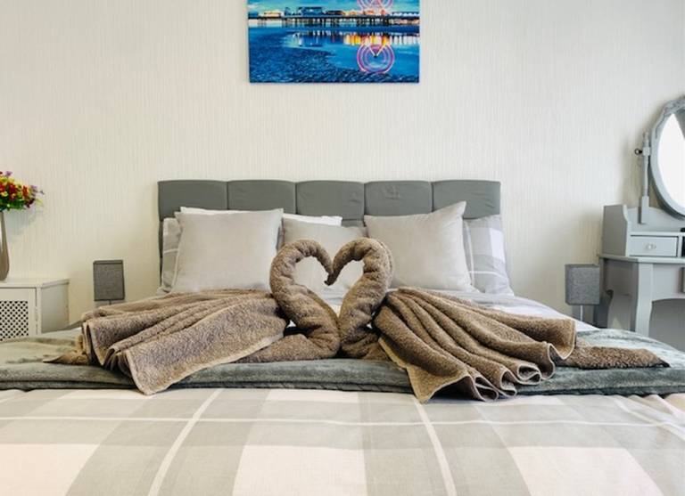 The WhiteHouse Apt 2- Groundfloor family friendly apartment sleeping 4. Free enclosed onsite parking behind the Pleasure Beach & Sandcastle Waterpark — photo 4
