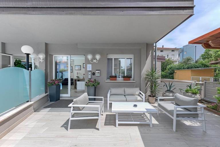 Apartment with pool — photo 3