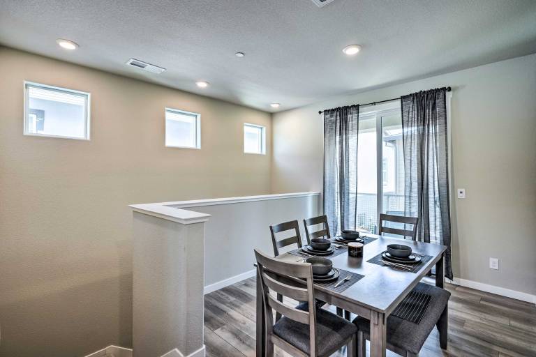 Pet-Friendly Elk Grove Retreat w/ Balcony! — photo 5
