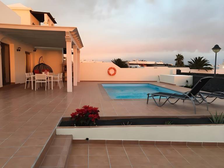 Family-friendly pleasant vacation home with barbeque, patio & jacuzzi | Perfect for remote work | Pet-friendly in Yaiza