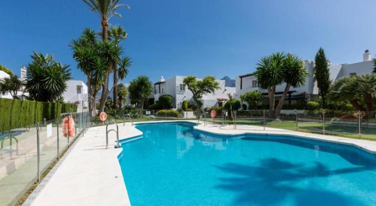 Holiday apartment with terrace & pool — photo 2