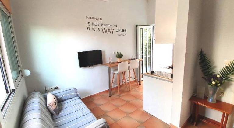 Holiday apartment with terrace & yard in Vari-Voula-Vouliagmeni