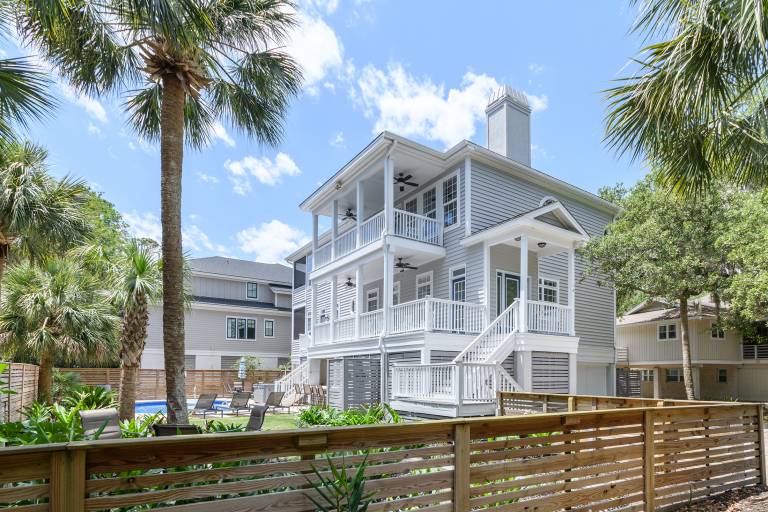 Family-oriented vacation home with barbeque, jacuzzi & private pool | Beach view | Beach nearby | Dogs allowed in Hilton Head Island, SC