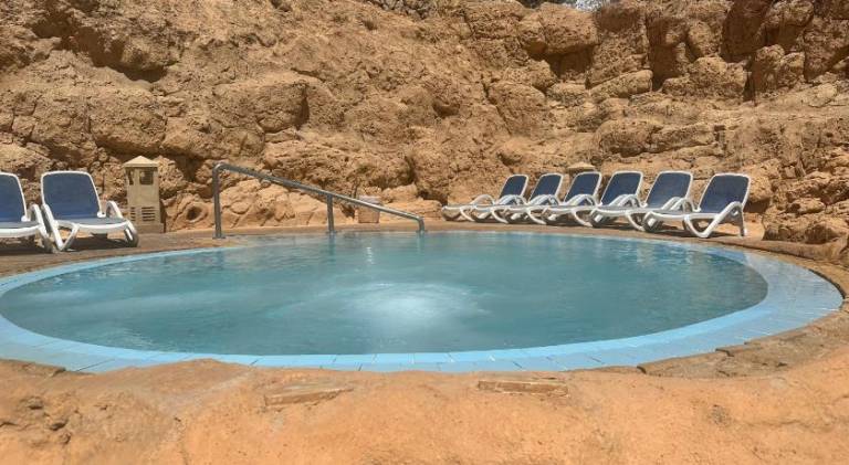 Rental apartment with hot tub & pool — photo 3