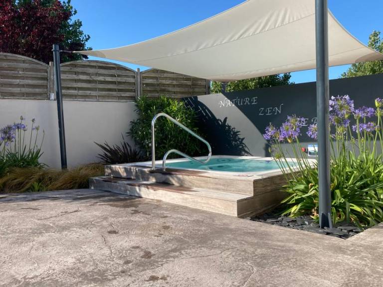Family-friendly pleasant villa with jacuzzi, heated pool & patio | Pets are welcome — photo 2
