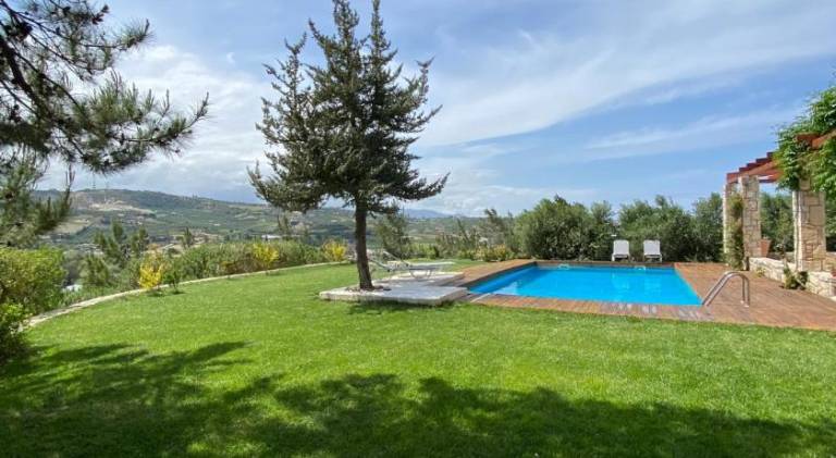 Villa with jacuzzi & pool in Heraklion