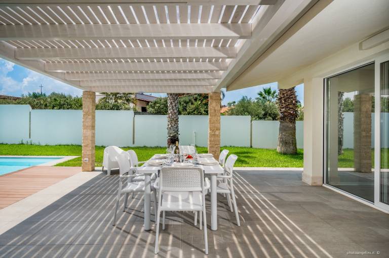Villa with yard, grill & private pool — photo 4