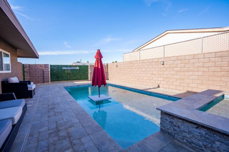 Vacation home with grill, jacuzzi & private pool — photo 3