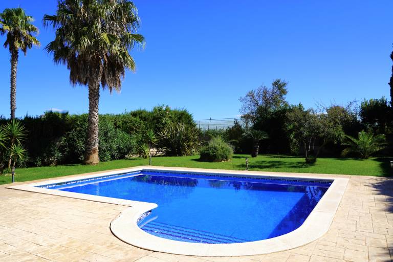 Family-oriented villa with patio, yard & grill | Pets allowed — photo 3