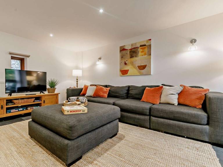 Holiday apartment with yard — photo 3
