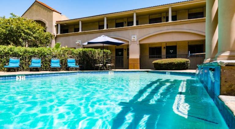 Vineyard Court Designer Suites Hotel — photo 2