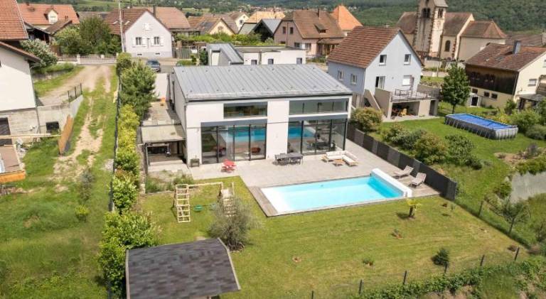 Fully equipped big villa with barbeque, private pool & terrace | Perfect for remote work | Pet-friendly in Thann