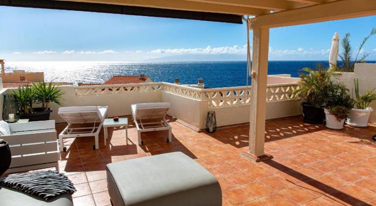 Rental apartment with grill, pool & patio in Adeje