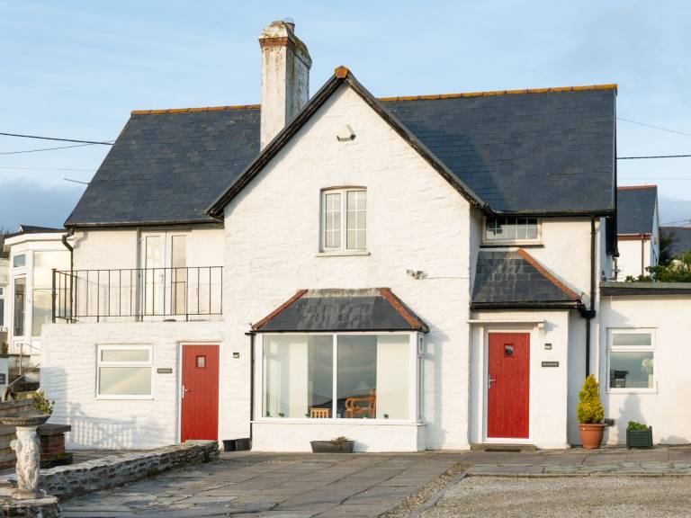 Cottage with BBQ & yard | Beach view — photo 2