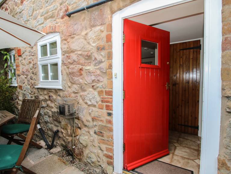 Cottage with garden — photo 2