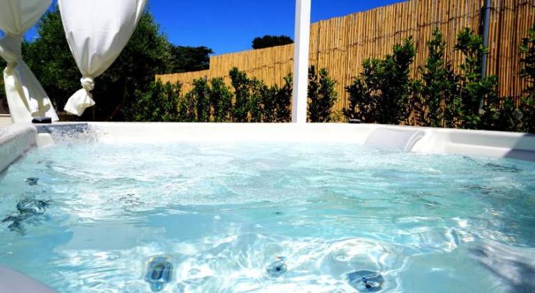 Villa with barbecue, garden & jacuzzi — photo 3