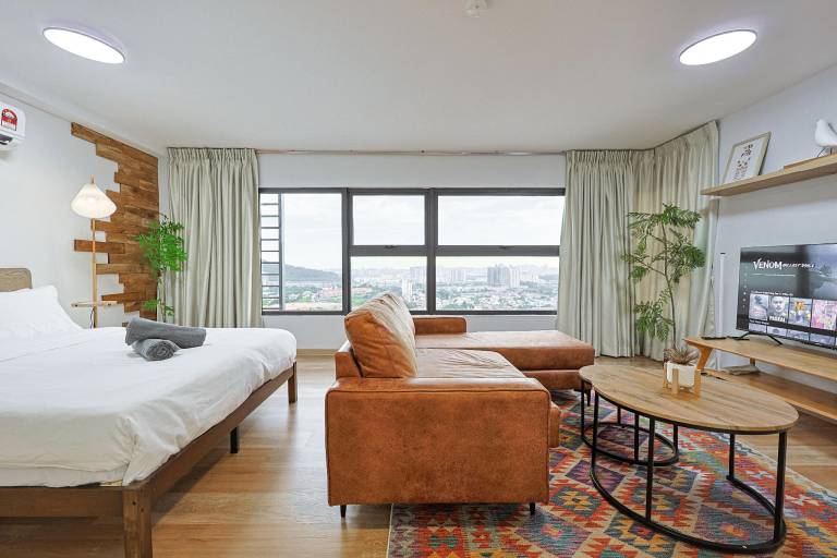 Holiday apartment with pool, jacuzzi & garden | Pet-friendly in Kuala Lumpur
