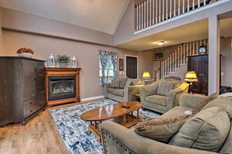 Deck, Lake Views! Group Getaway in Osage Beach — photo 4