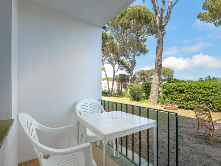 Rental apartment with pool & yard — photo 2