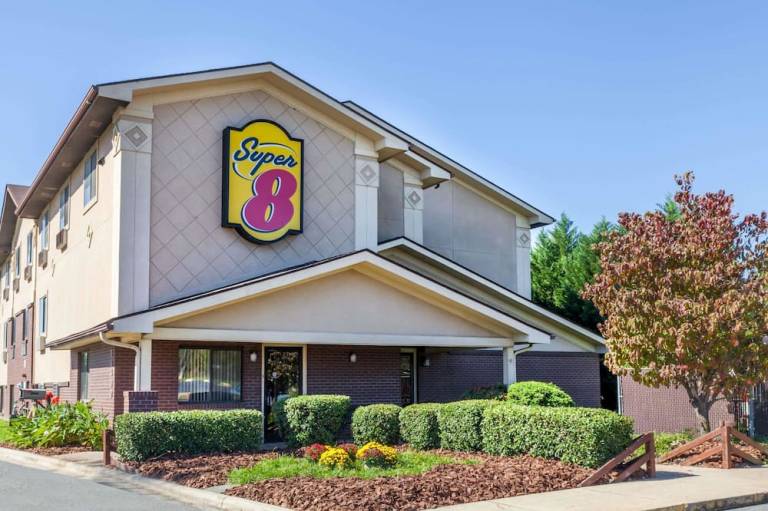 Super 8 by Wyndham Charlotte Amusement Park Area