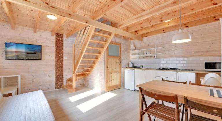 Lodge with yard & terrace — photo 2