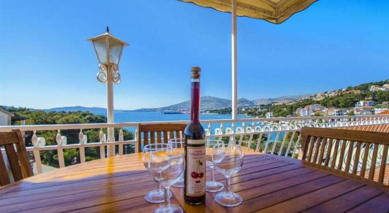 Apartment with 3 rooms for 5 persons in Okrug