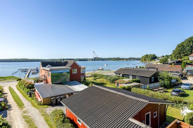 Vacation home with terrace & yard | Sea view — photo 2