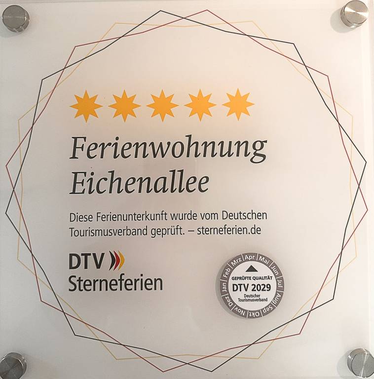 Traumhafte Ferienwohnung am Park, großer Balkon, voll ausgestattete Küche, Schreibtisch, WiFi, Smart TV, Carport, Wallbox, Fahrräder — photo 4