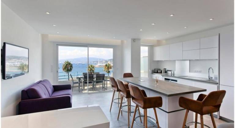 REF 1229 - Cannes Croisette - Sea view apartment for rent — photo 3