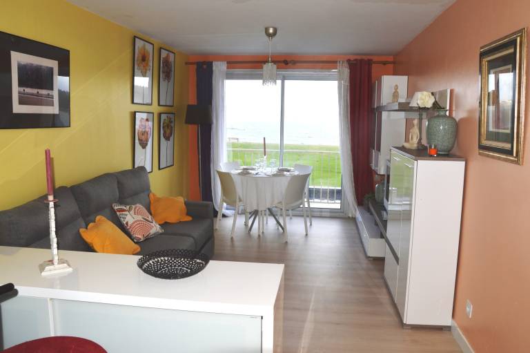 Family-friendly apartment with fast internet | Beach view | Next to the beach | Dogs allowed — photo 4