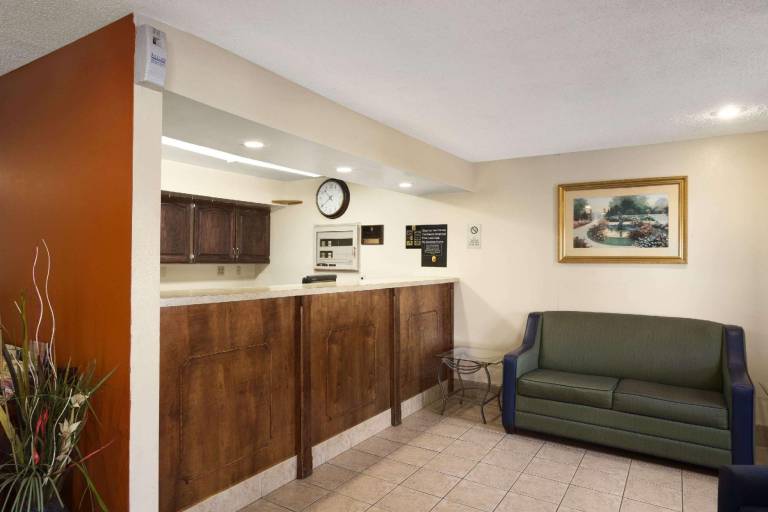 Super 8 By Wyndham Prestonsburg — photo 3