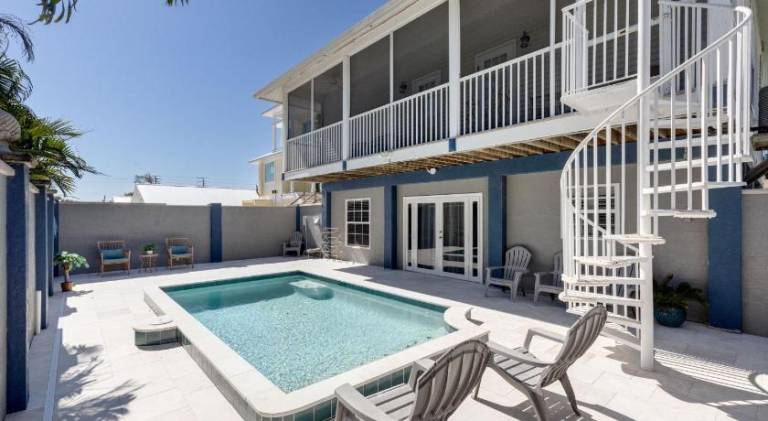 Nice vacation home with pool | Close to the beach | Good for workation | Dogs allowed in Fort Myers Beach, FL
