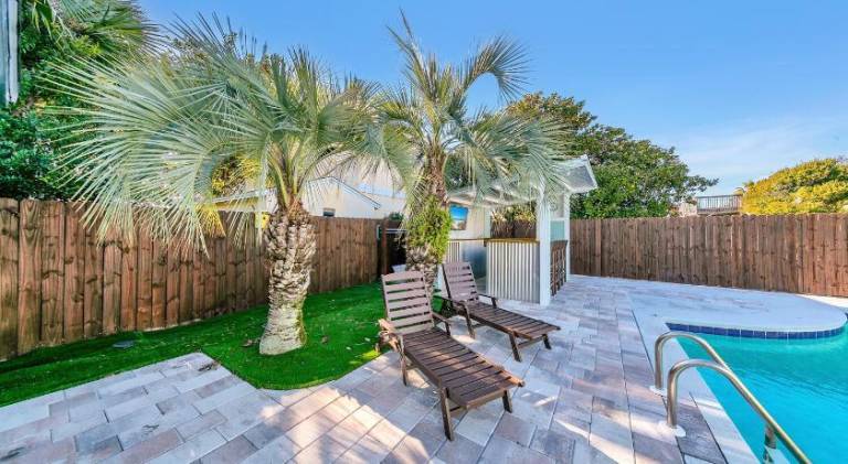 House with private pool & garden in Bay City, AL