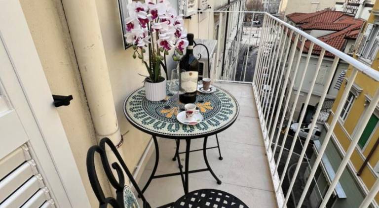 Rental apartment with patio — photo 2