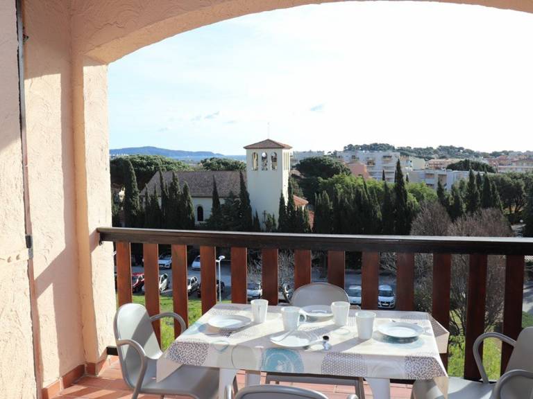 Bright studio-cabin with terrace, parking, near beach in Cavalaire-sur-Mer