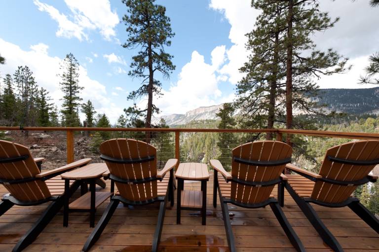 Luxury Home - Huge Deck - Great Views - Hot Tub/Fire Table - 2 Miles to Purg — photo 4