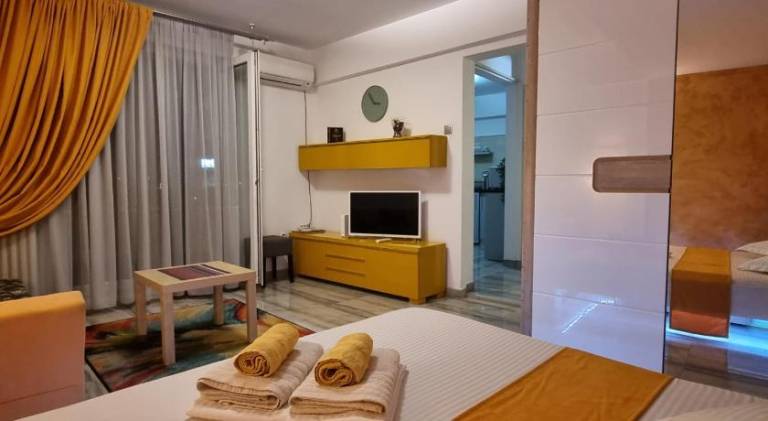Holiday apartment with patio | Close to Romanian Athenaeum — photo 2