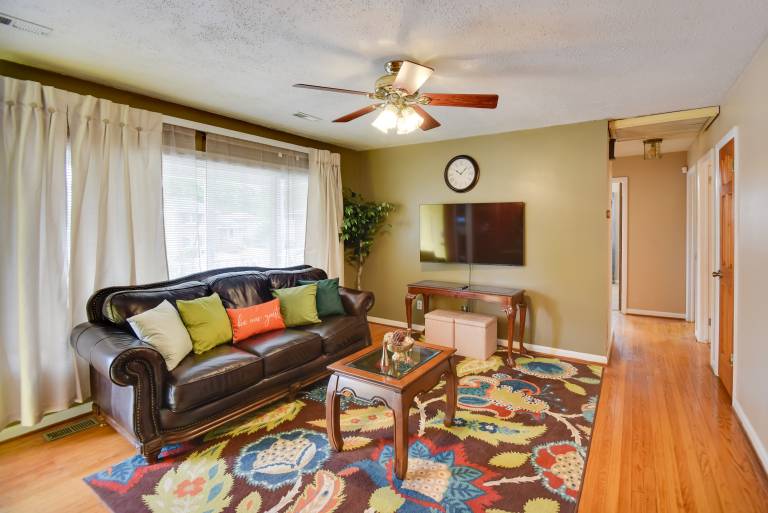 5 Mi to Dtwn Pet Friendly Gem w Yard in Hampton