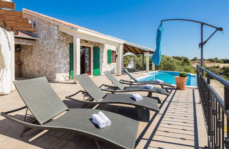 Fully equipped beautiful villa with garden, barbeque & private pool | Beach view | Dogs allowed — photo 5