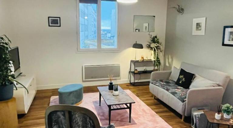 Holiday apartment with patio in Limoges