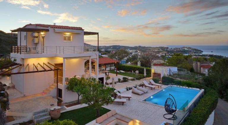 Fully equipped lovely villa with patio, private pool & BBQ | Good for workation | Pets allowed in Heraklion